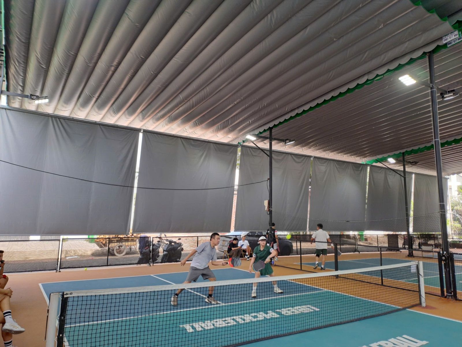 bạt cuốn che sân pickleball tại thái nguyên