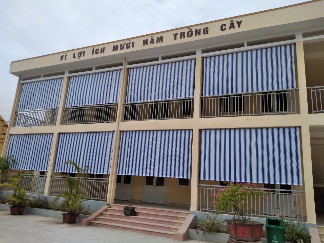 bạt che nắng ban công trường học