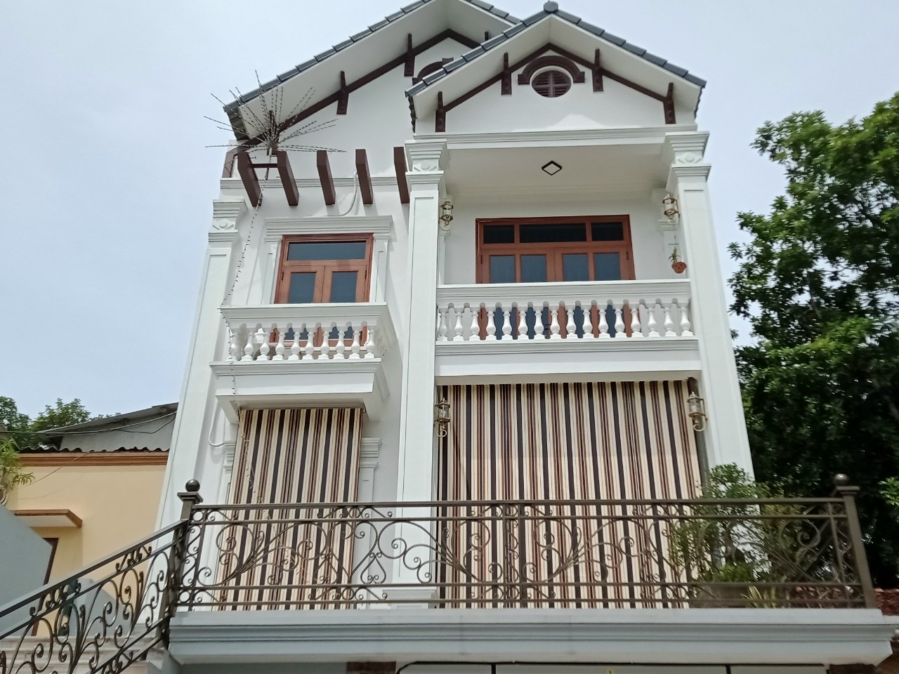 bạt che nắng mưa giá rẻ