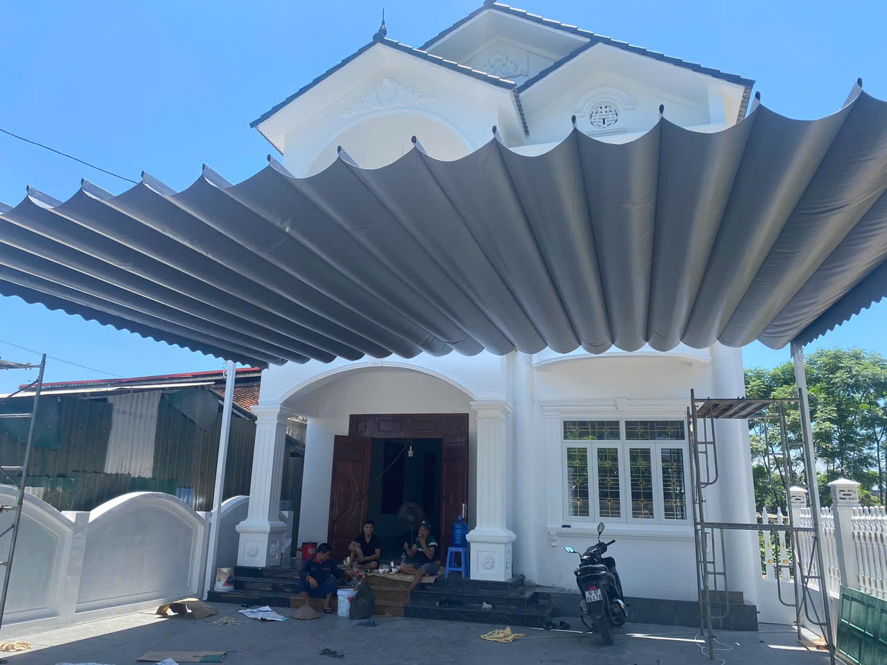 bạt xếp sân vườn