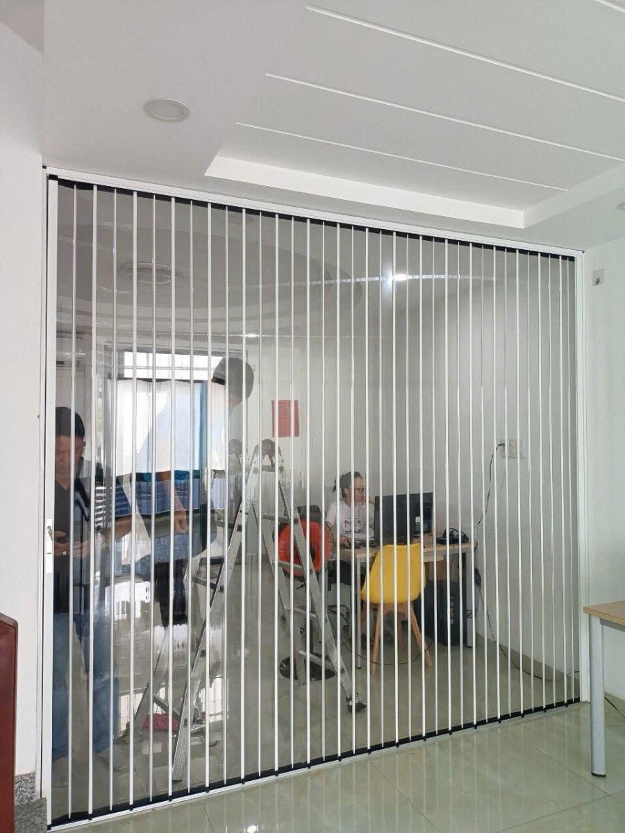 cửa xếp trong suốt ngăn phòng